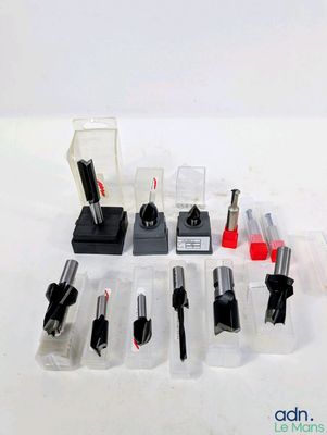 un grand nombre d'outils posés sur une table