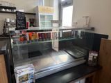 une photo du comptoir d'un café avec une vitrine