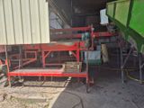 une photo d'un camion vert et rouge garé dans un garage
