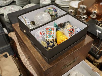 une boîte contenant un certain nombre d'objets