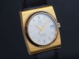 une image d'un gros plan d'une montre-bracelet sur une surface noire