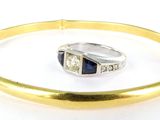 une photo d'un bracelet rigide en or orné d'une bague sertie d'un saphir et de diamants