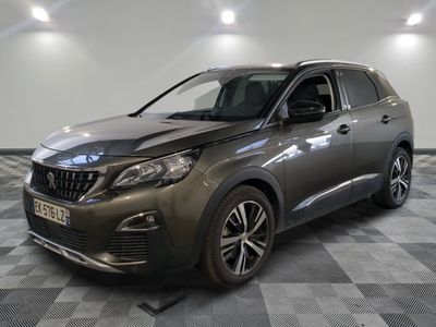 la voiture grise est garée dans une grande pièce au sol en damier