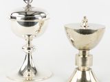 gobelet et tasse plaqués argent, sur socle, avec couvercle