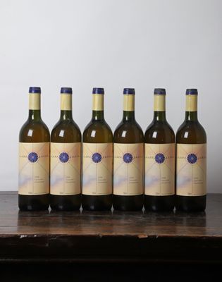 six bouteilles de vin posées sur une table en bois