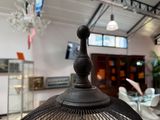 une photo d'une cage à oiseaux dans un salon
