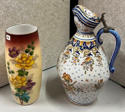 deux vases posés l'un à côté de l'autre sur une étagère