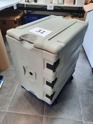 une glacière posée sur un chariot au sol