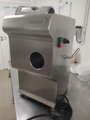 une machine posée sur le comptoir d'une cuisine