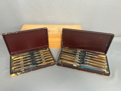 deux boîtes en bois contenant des stylos, placées l'une à côté de l'autre