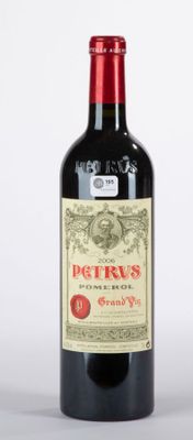 une bouteille de vin rouge posée sur une table