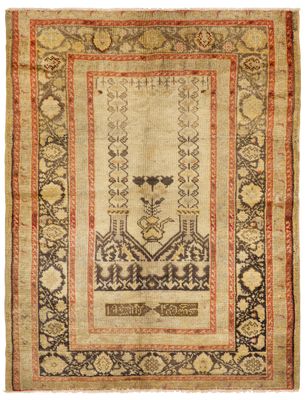 un tapis ancien à motifs floraux sur fond beige
