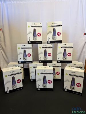 plusieurs boîtes contenant des sèche-cheveux de différentes couleurs et tailles, posées sur une table