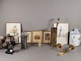 un grand nombre d'objets posés sur une table