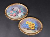 deux miniatures représentant des fleurs dans un vase posé sur une table