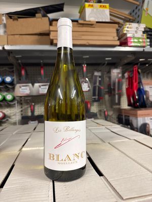 une bouteille de vin posée sur une table dans un magasin