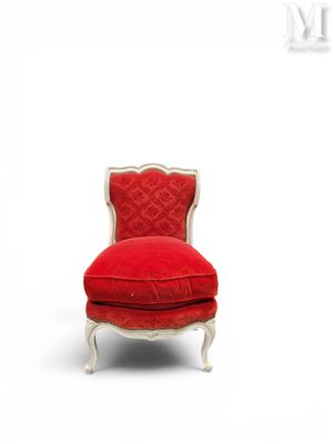 une image représentant une chaise rouge sur fond blanc
