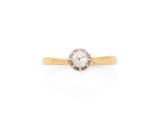 une bague en or jaune sertie d'un diamant blanc au centre