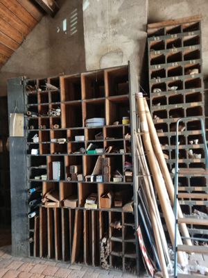 une pièce où se trouvent tout un tas de battes de baseball et d'autres objets