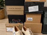 une photo d'une paire de chaussures beiges posées sur des cartons
