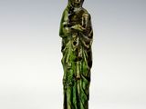 l'image d'une statue représentant une femme tenant un enfant dans ses bras