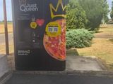 un distributeur automatique sur lequel est posée une couronne