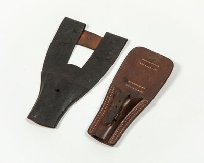 une paire d'étuis en cuir pour un couteau et un étui pour un couteau