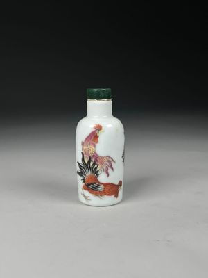une fiole à tabac en verre blanc et vert ornée d'un coq