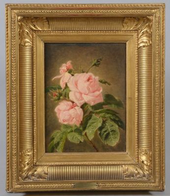un tableau représentant des roses roses dans un cadre doré accroché au mur