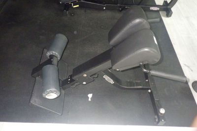 une machine posée sur le sol de la pièce