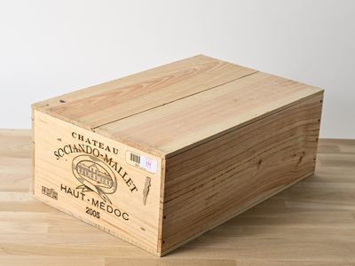 une caisse en bois posée sur un parquet