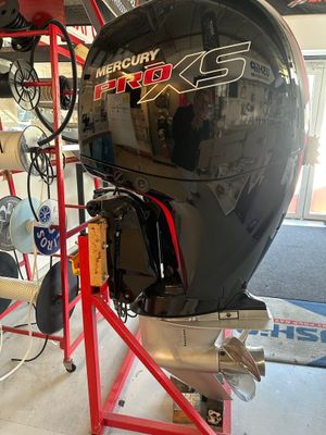 un moteur posé sur un support dans une pièce