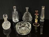 beaucoup de vases en verre posés sur une table