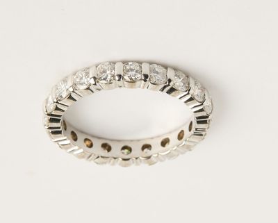gros plan d'une bague en diamant sur une surface blanche