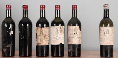plusieurs bouteilles de vin sont alignées sur une table en bois
