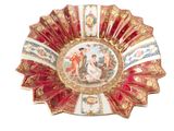 une assiette rouge et dorée ornée d'une peinture
