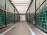 une image représentant un long couloir aux murs en verre vert