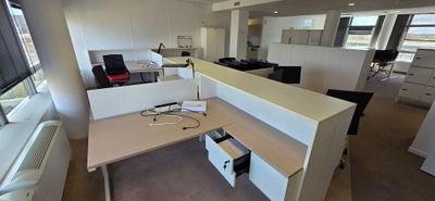 UN ENSEMBLE COMPRENANT : 6 BUREAUX D'ANGLE AVEC RETOUR ET PA…