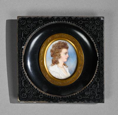 Buste de jeune femme de profil en robe blanche, les cheveux …