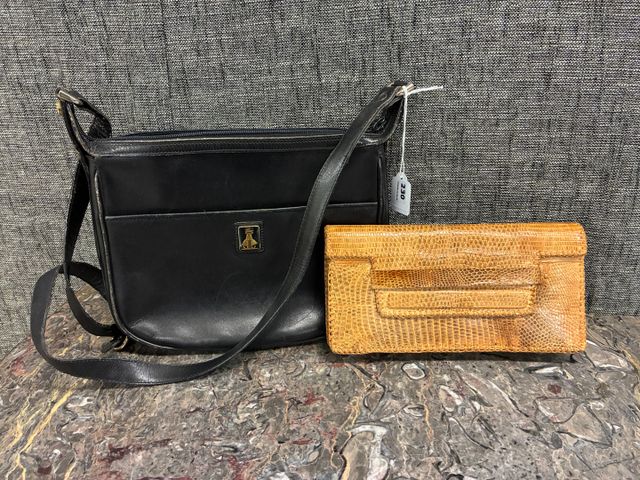 BURBERRYS – Sac en cuir noir, anses réglables. Joint un pochette ...
