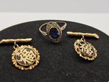 une image représentant un coffret à bijoux contenant une bague, des boucles d'oreilles et une bague
