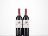 deux bouteilles de vin rouge posées sur une table