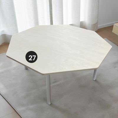 une table blanche sur laquelle est inscrit un numéro, dans une pièce