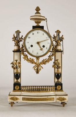 une horloge posée sur une table