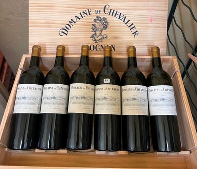 six bouteilles de vin dans un coffret en bois sur une table