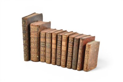 plusieurs vieux livres sont alignés sur une surface blanche