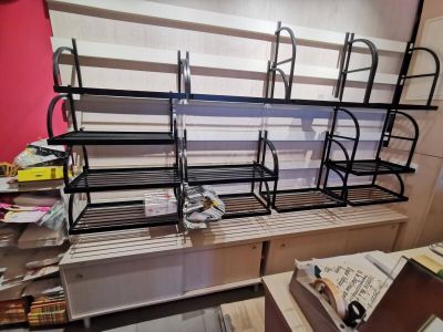 Panetière métallique et meuble bas en bois