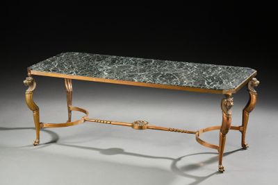une image représentant une table avec un plateau en marbre et des pieds dorés