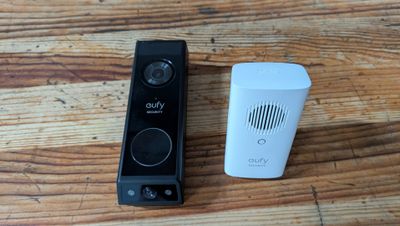 deux télécommandes posées l'une à côté de l'autre sur une table en bois