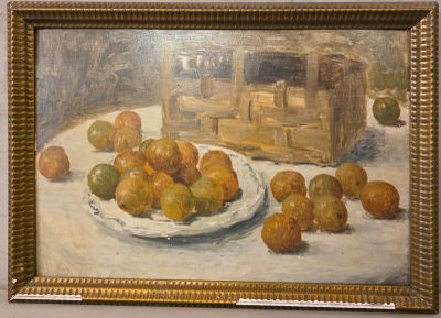 un tableau représentant une assiette d'oranges posée sur une table